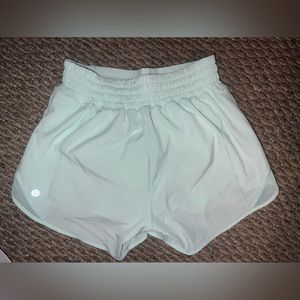 Lululemon Sz.4, 4” mint moment hotty hot